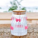 Szklanka, różowe kokardki z rurką i bambusową pokrywką 450 ml - SZK95 Szklanka, różowe kokardki z rurką i bambusową pokrywką 450 ml - SZK95